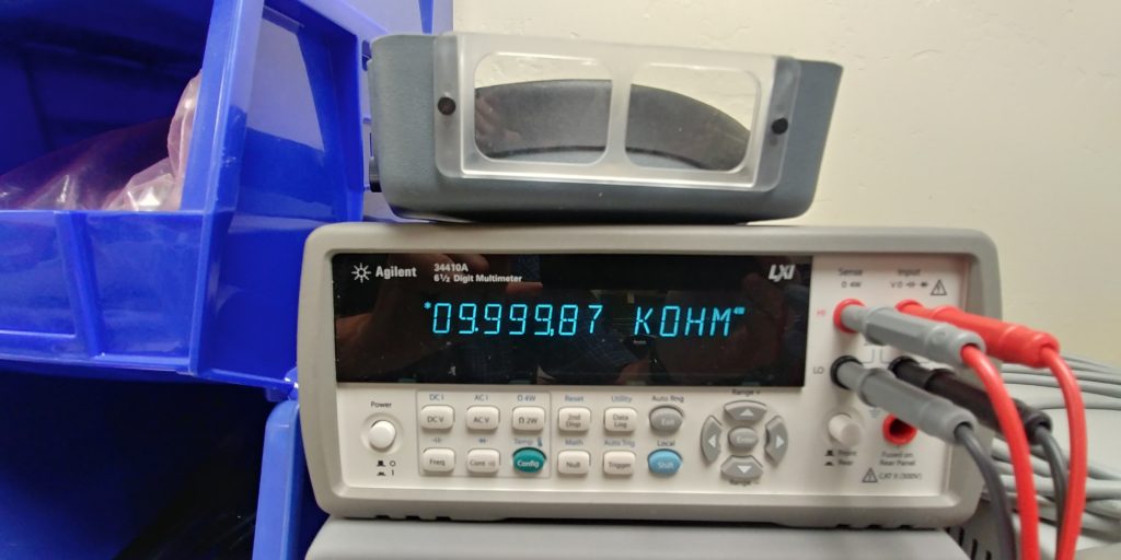 Measuring the 10K resistor. Value is 9.999,87 kOhm