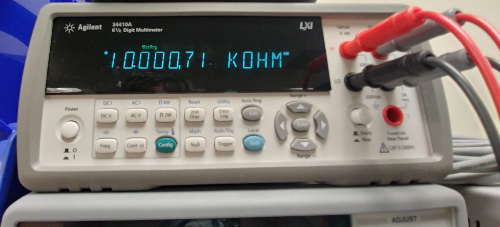 Measuring the 10 kOhm 0.1% precision resistor on the DMMCheck+. Value is 10.00091 kOhm